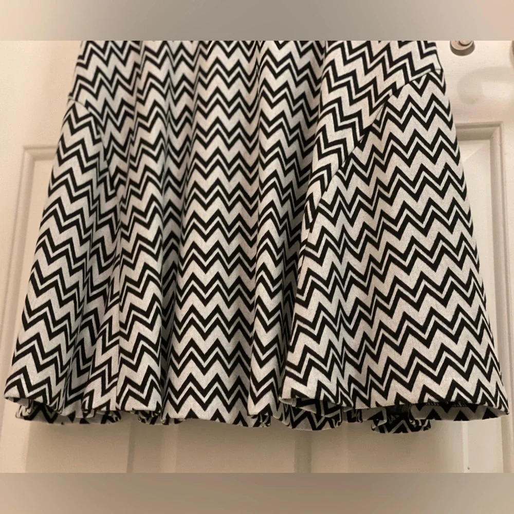 Sleeveless Chevron Dress— Trina Turk, Size Medium - Picture 14 of 15